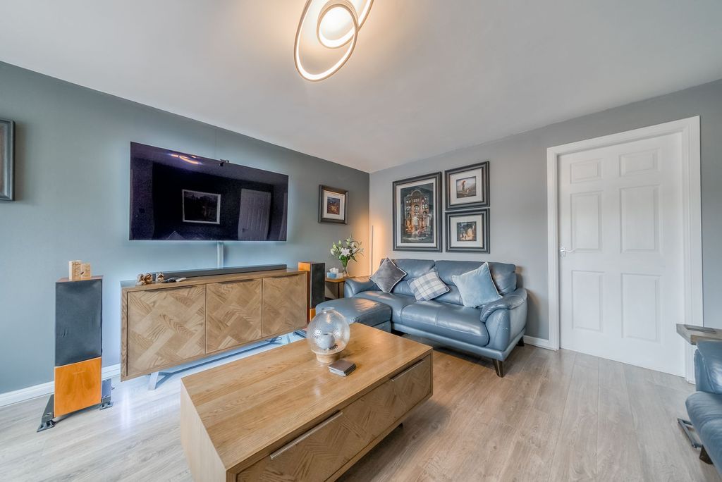 Property photo 2 of 27