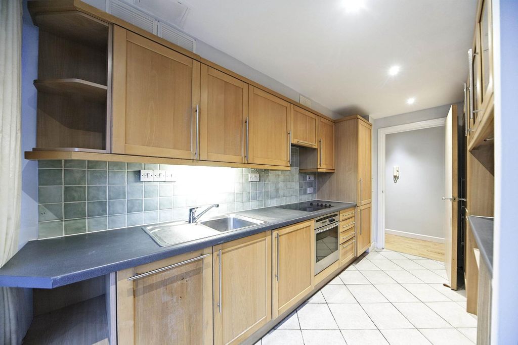 Property photo 2 of 7 Fully Fitted Kitchen