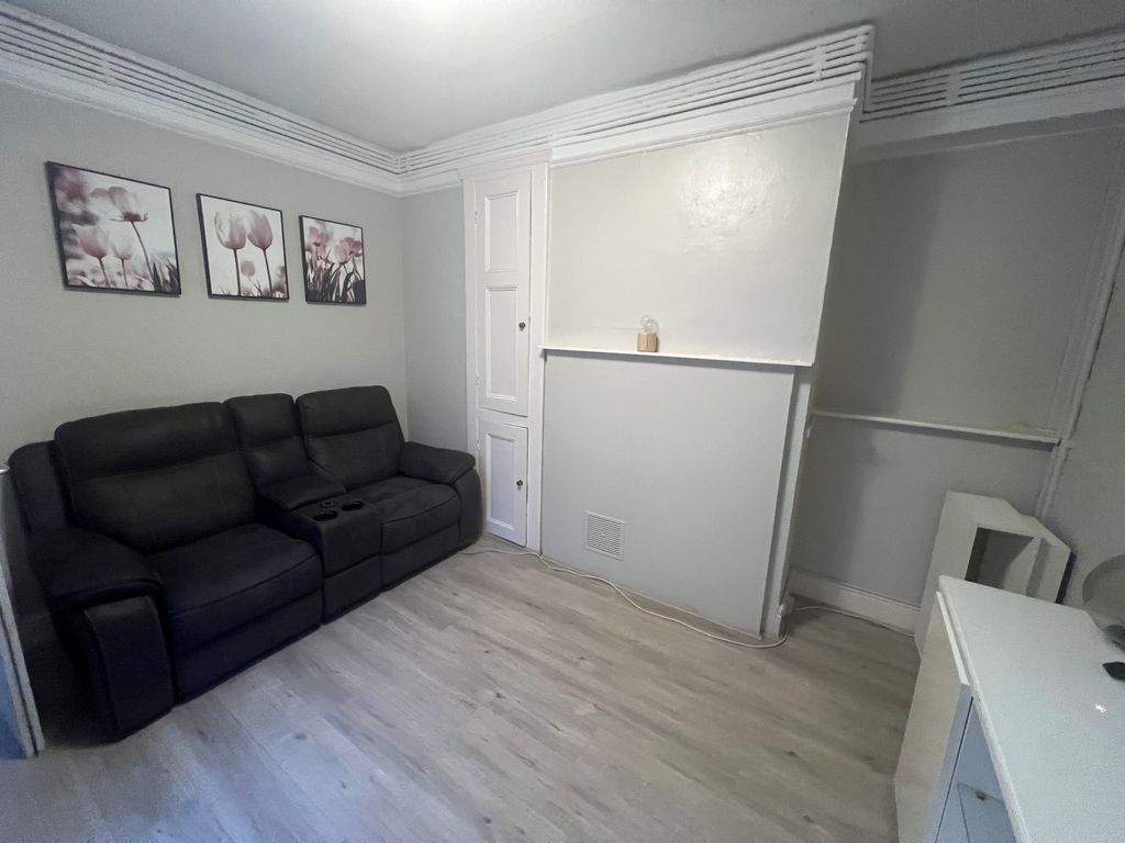 Property photo 2 of 7 Lounge.