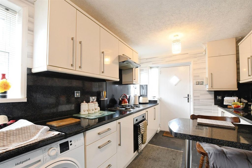 Property photo 2 of 15 Fitted Kitchen