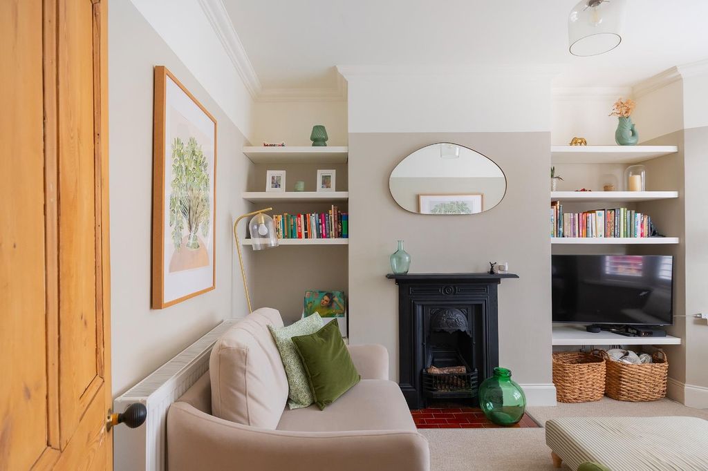 Property photo 1 of 36 1W8Vrbr - Living Room F.Jpg