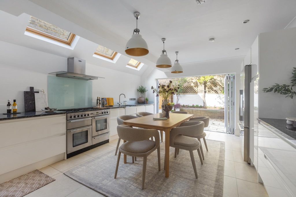 Property photo 1 of 18 Image