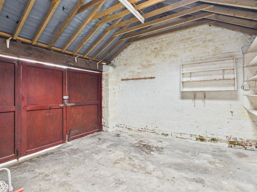 Property photo 2 of 20 Garage/Workshop