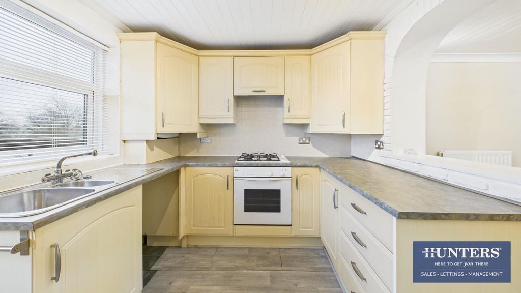 Property photo 3 of 18 Kitchen