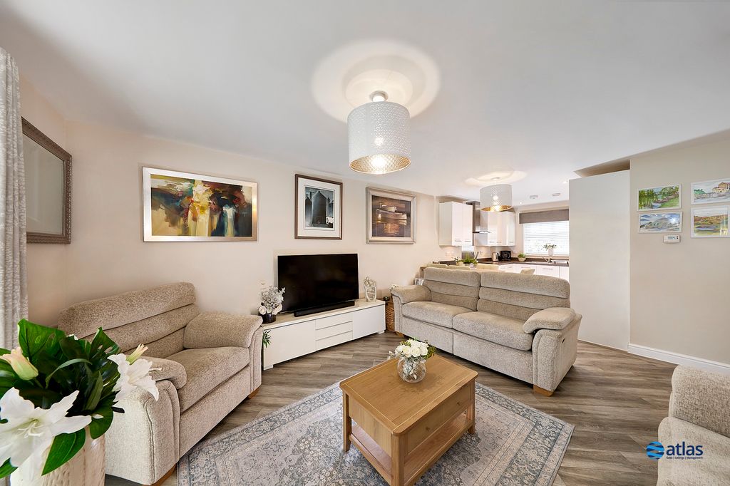 Property photo 3 of 15 Lounge