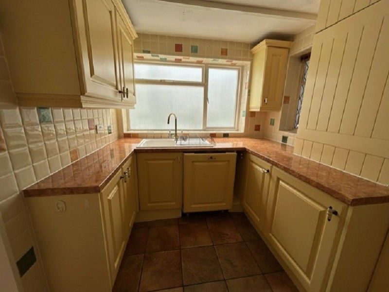 Property photo 3 of 11 Kitchen