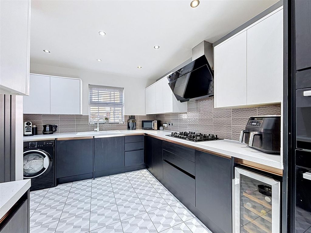 Property photo 3 of 27 Kitchen