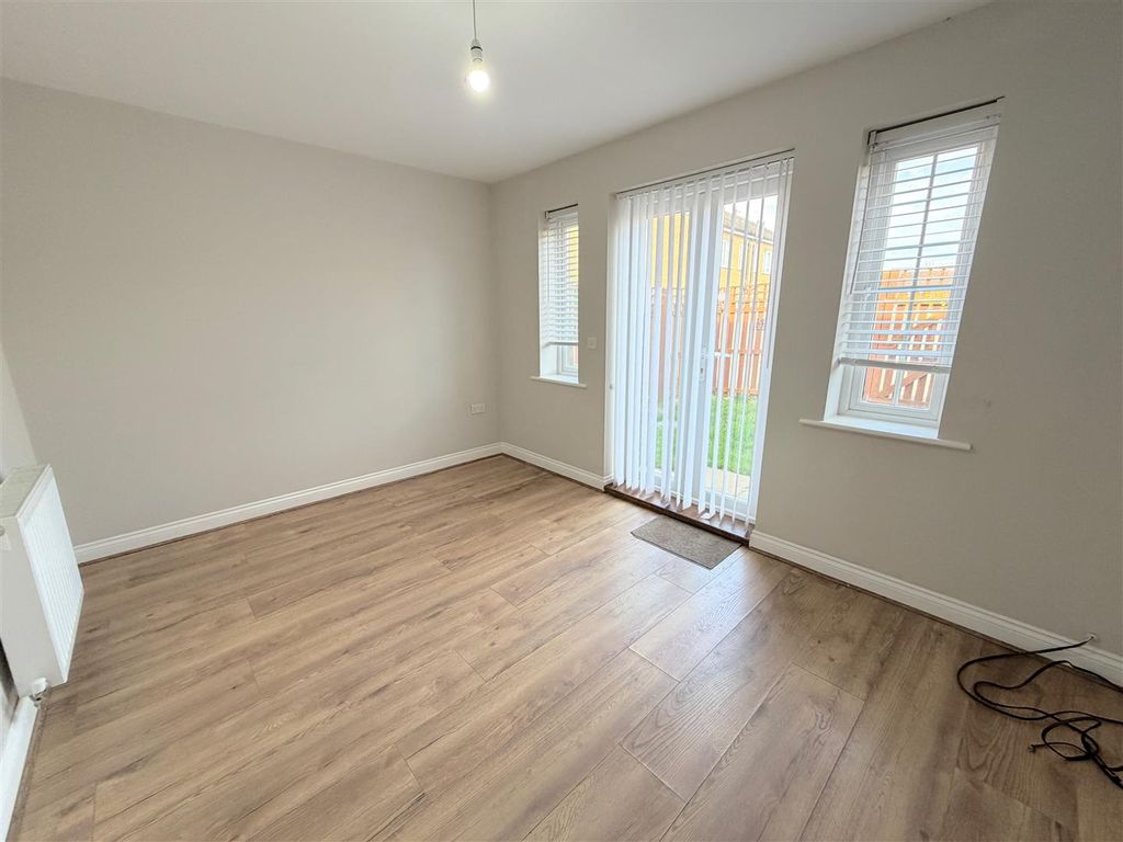 Property photo 2 of 11 Lounge