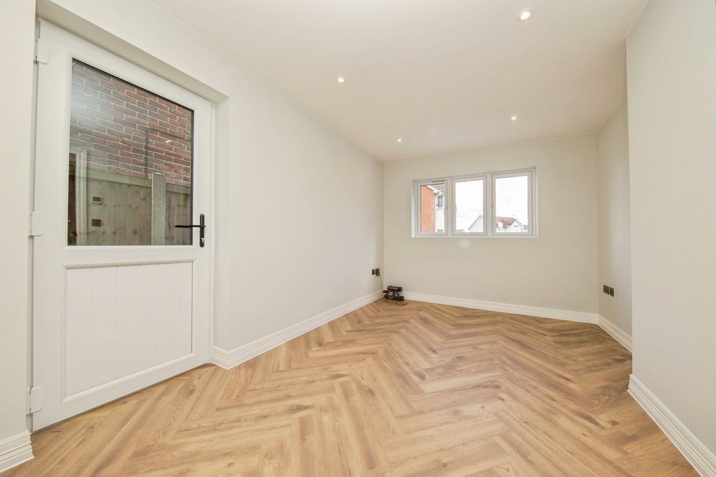 Property photo 3 of 17 Photo