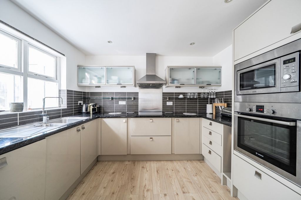 Property photo 2 of 26