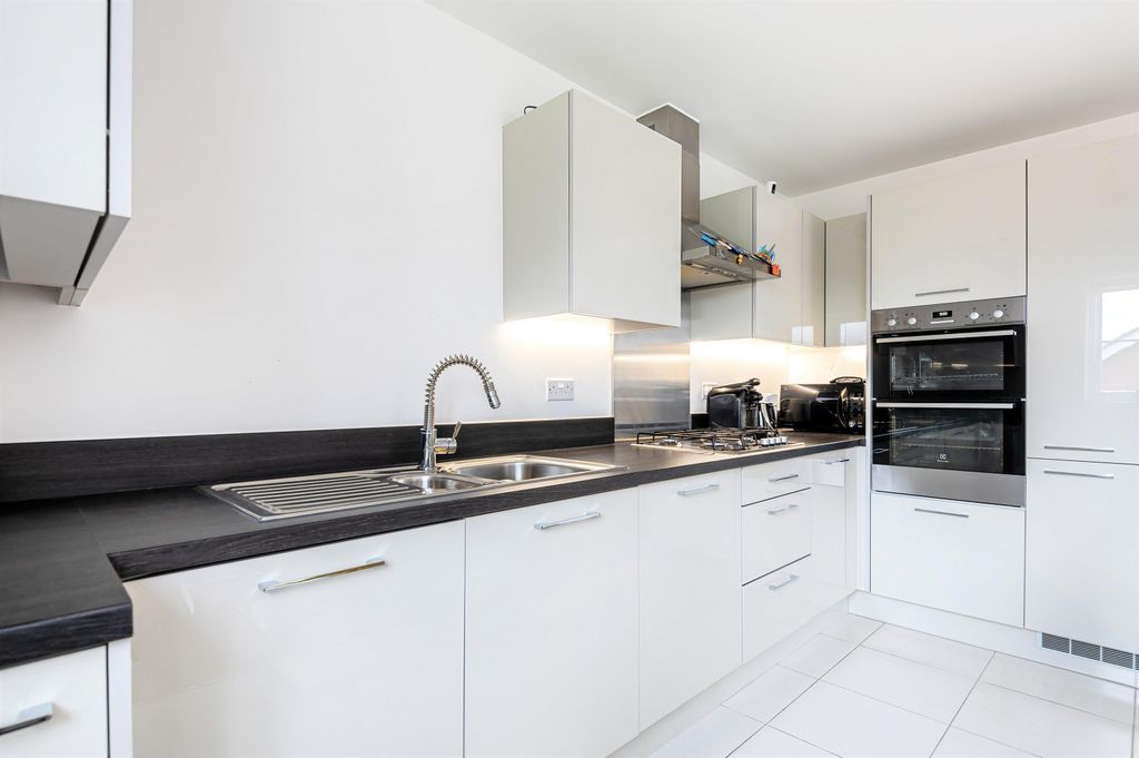 Property photo 3 of 10 3