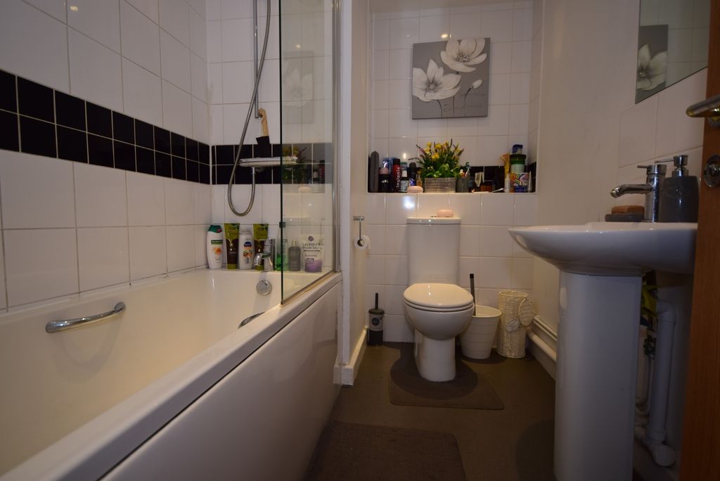 Property photo 3 of 6 Cameron Bathroom