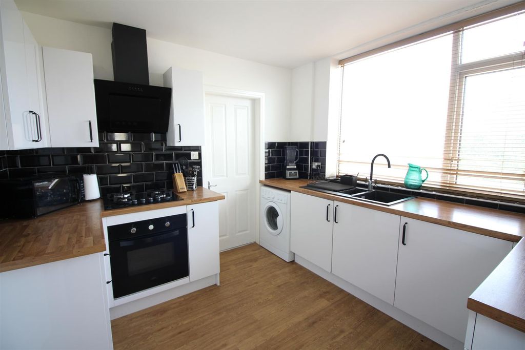 Property photo 3 of 12 Kitchen
