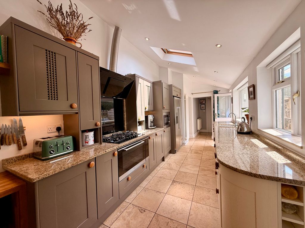 Property photo 2 of 18 Kitchen