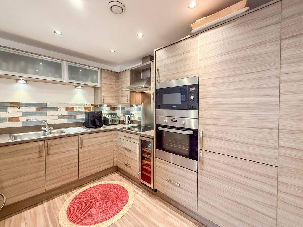 Property photo 3 of 12 Kitchen