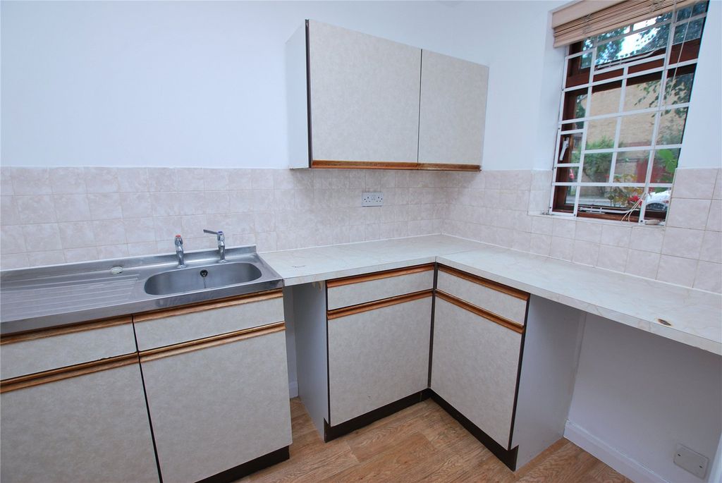 Property photo 2 of 9 Picture No. 17