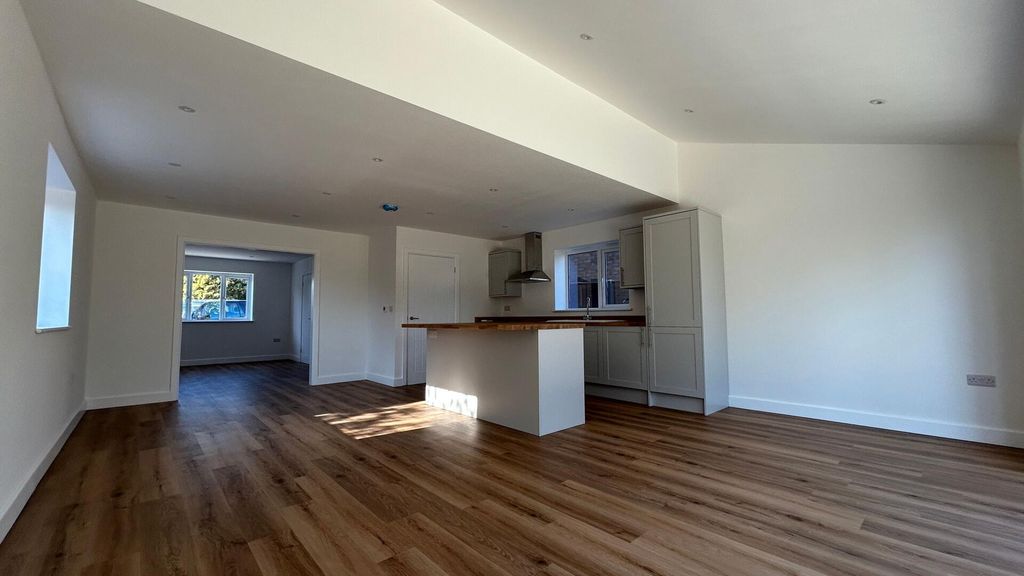 Property photo 3 of 11 Kitchen