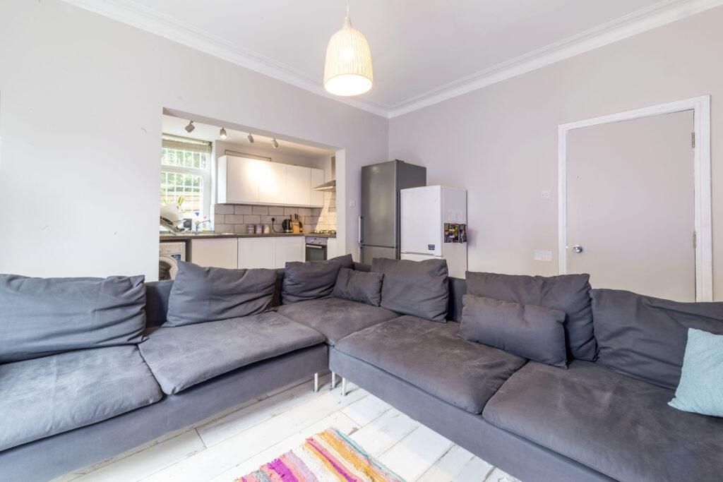 Property photo 3 of 12 Bright, Modern Living Room With A Large L-Shaped S...