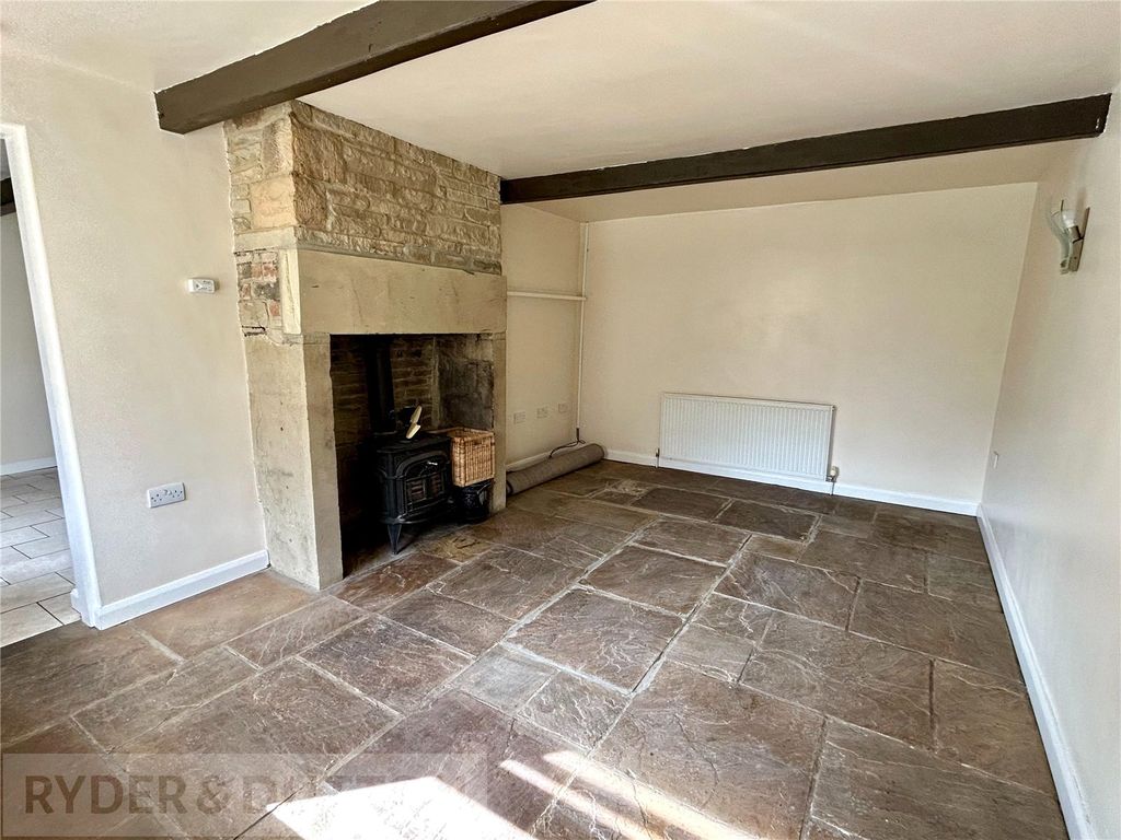 Property photo 3 of 13 Lounge