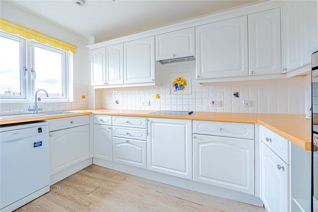 2 bed flat for saleCowper Road, Berkhamsted, Hertfordshire HP4 photo 4