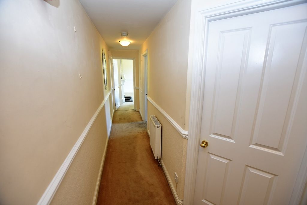 Property photo 2 of 10 Hallway