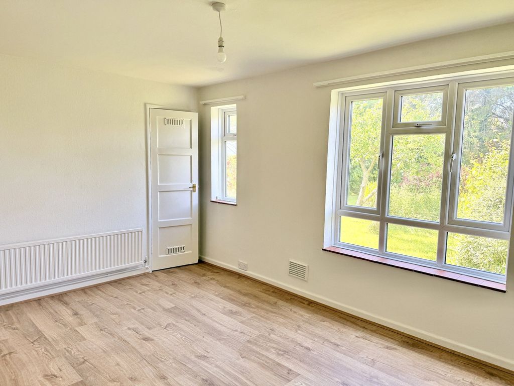 Property photo 3 of 18 Living Room