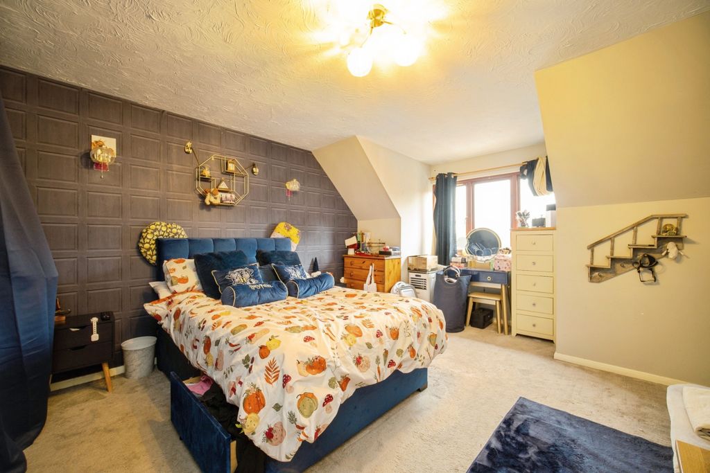 Additional image 7 of 3 bed flat for saleQueens Road, Farnborough GU14