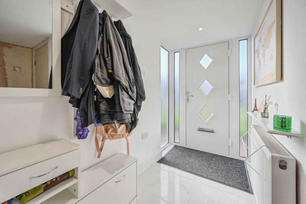 Property photo 2 of 18 30Carltoncrescent-20.Jpg