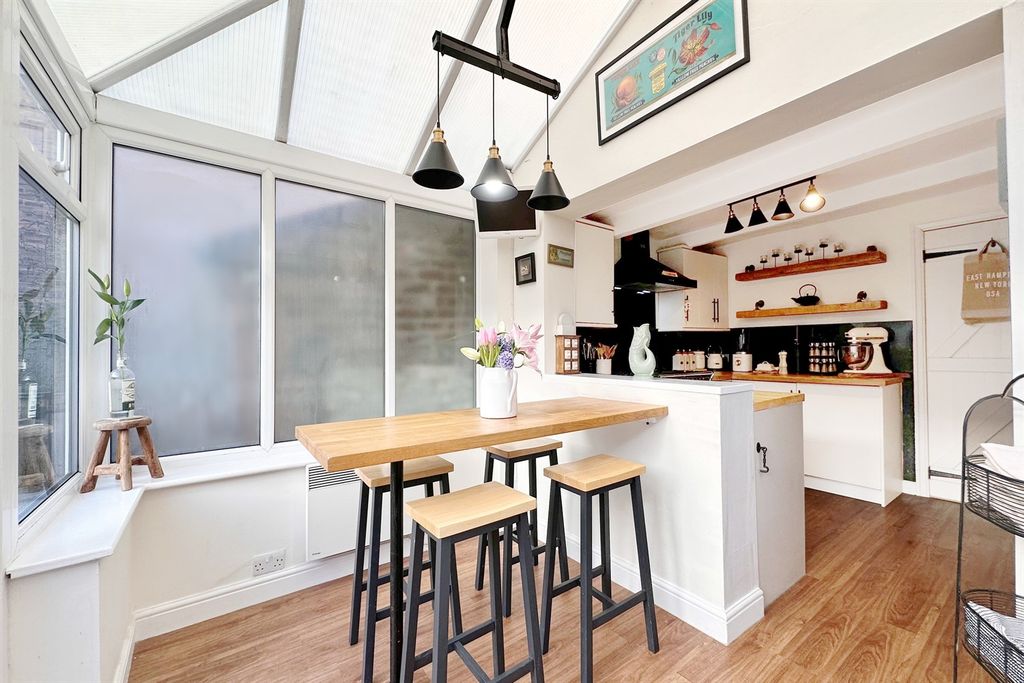 Property photo 3 of 20 Conservatory