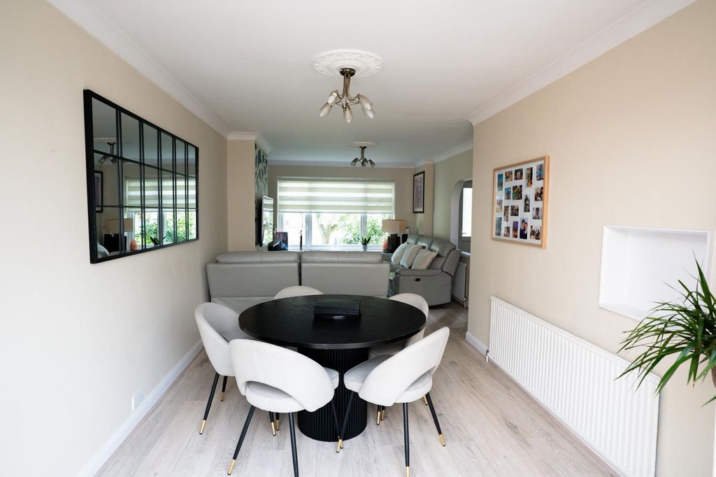 Property photo 1 of 13 Lounge2