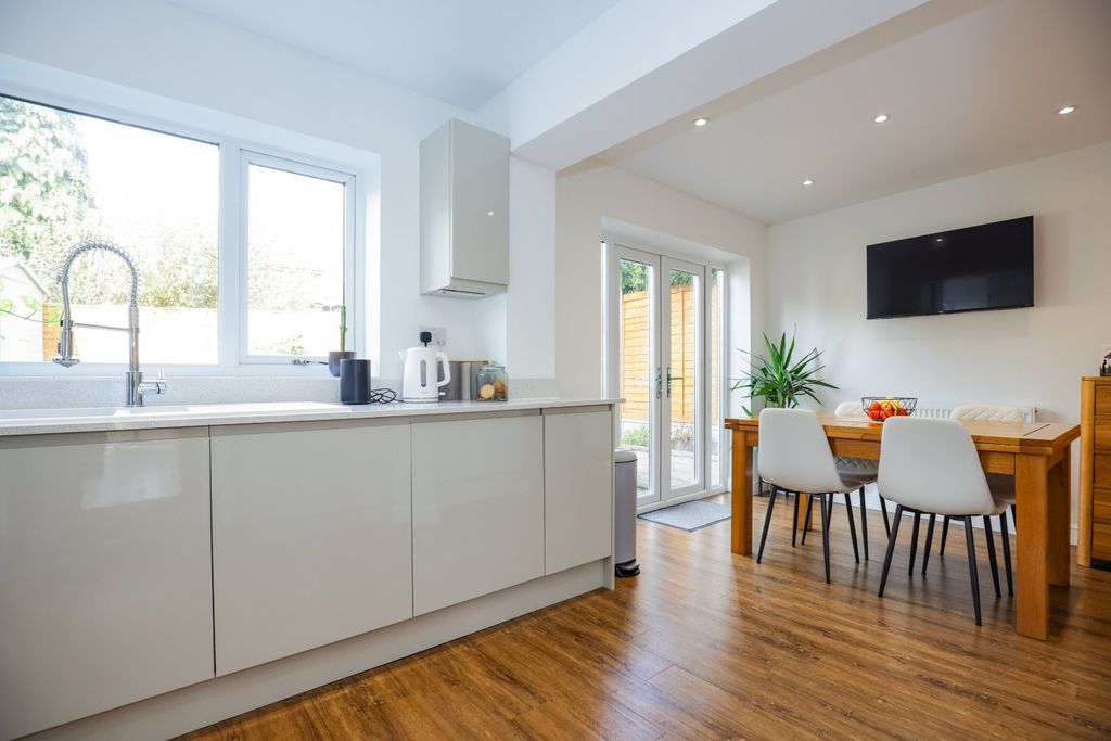 Property photo 3 of 20 Breakfast Kitchen