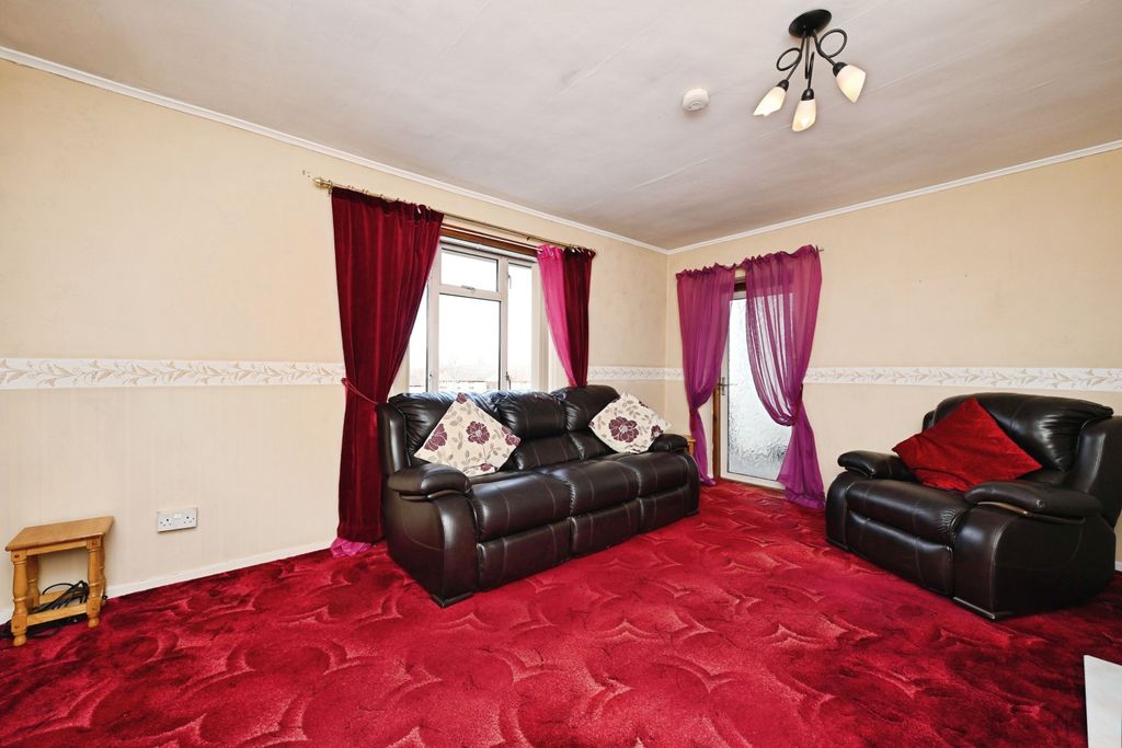 Property photo 3 of 15 Lounge