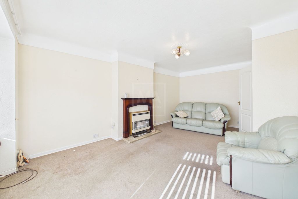 Property photo 2 of 11 Lounge