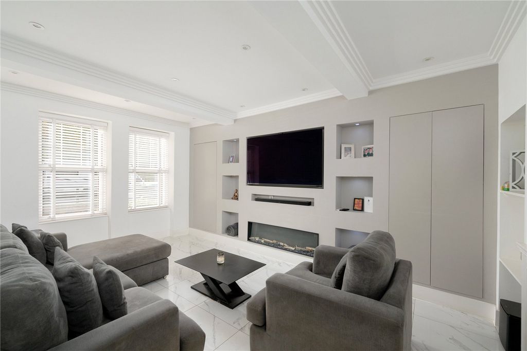 Property photo 2 of 23 Living Room