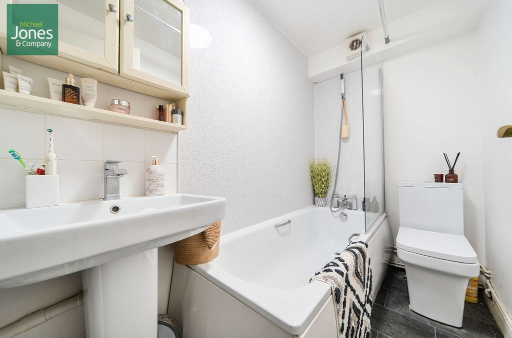 Property photo 3 of 7 Bathroom