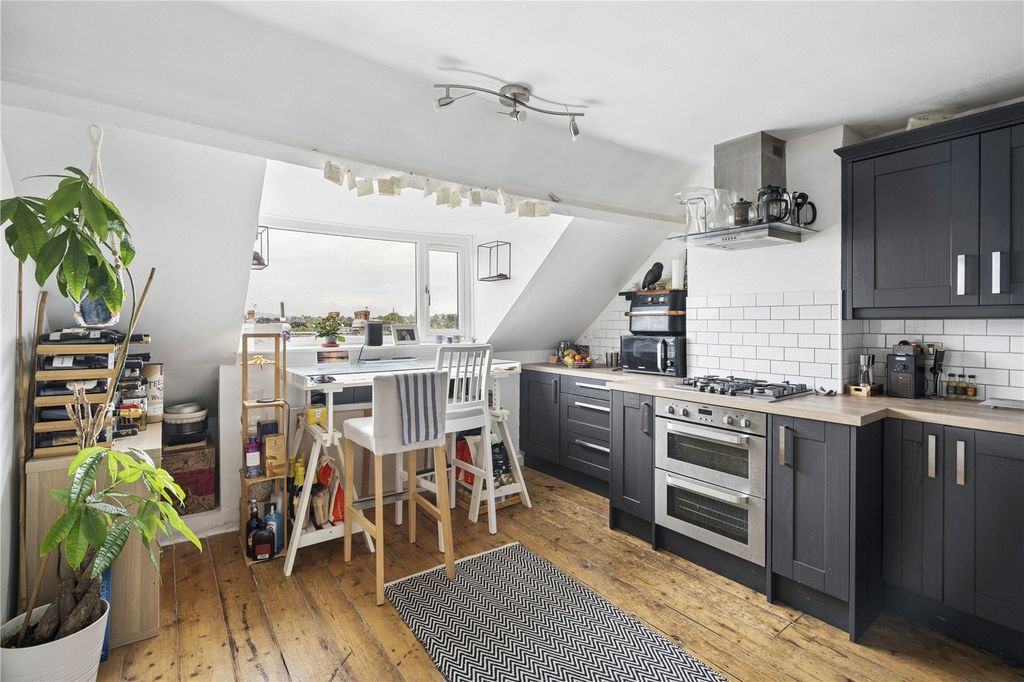 Property photo 3 of 11 Kitchen