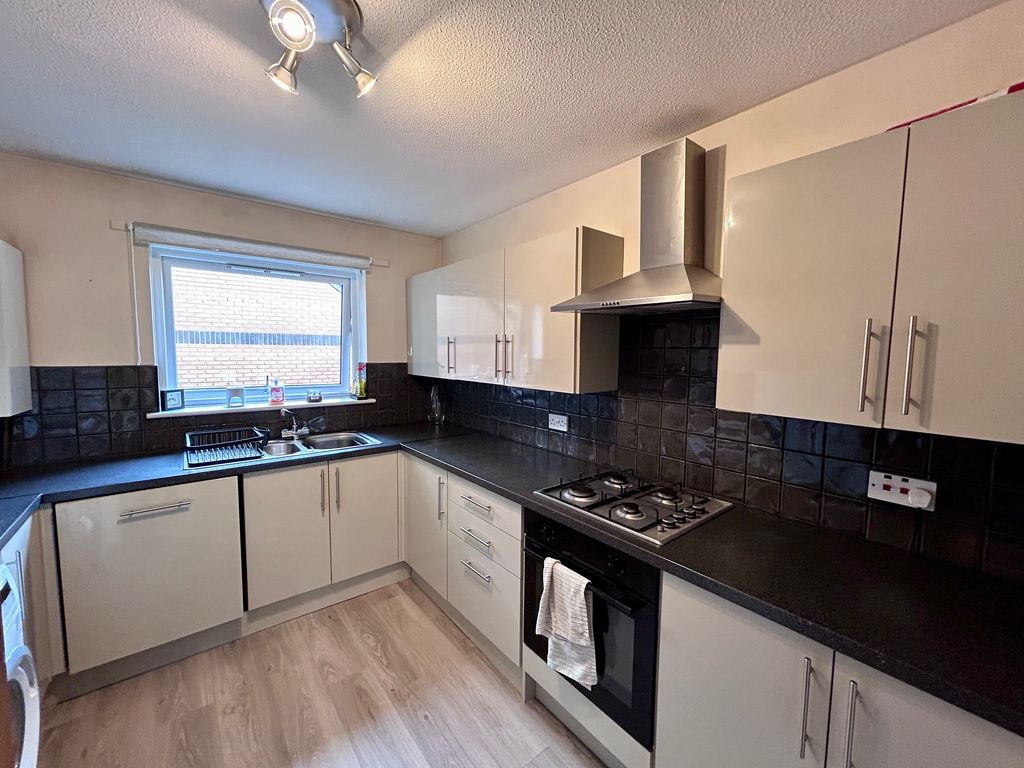 Property photo 3 of 8 Kitchen