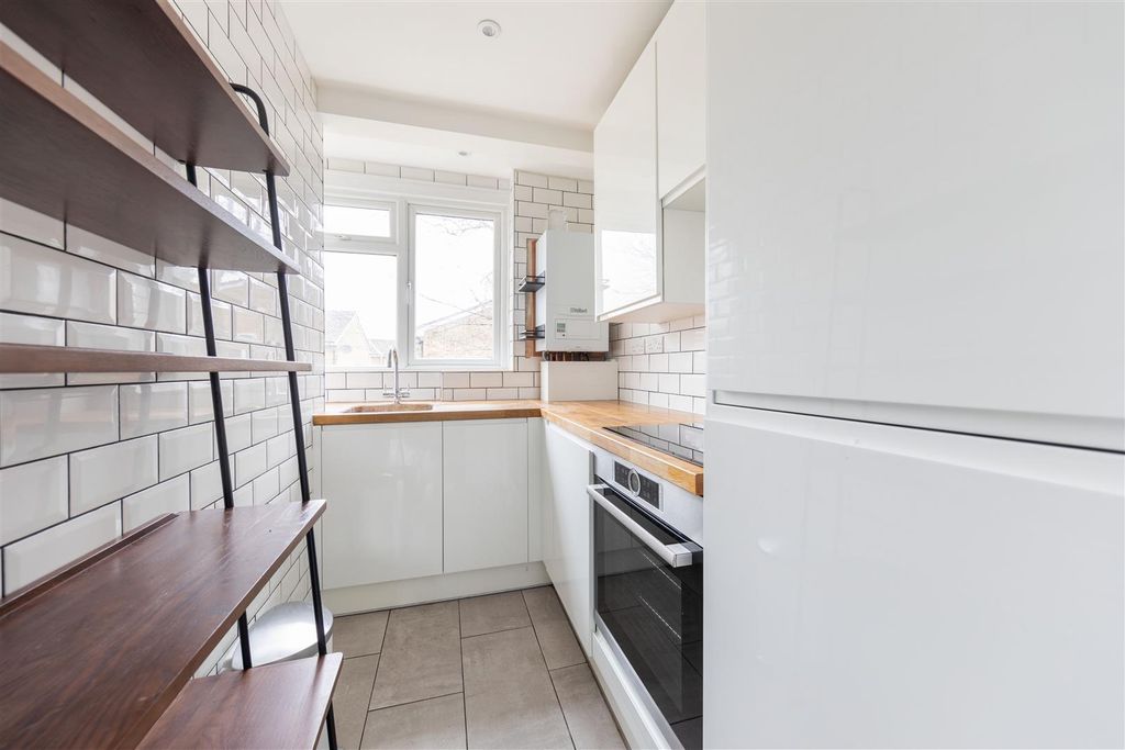 Property photo 3 of 13 Tudor Court, E17