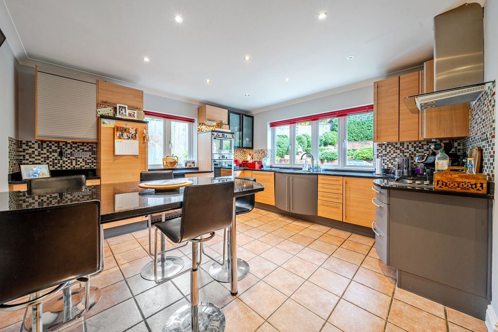 Property photo 3 of 26 1372262-14-690208...