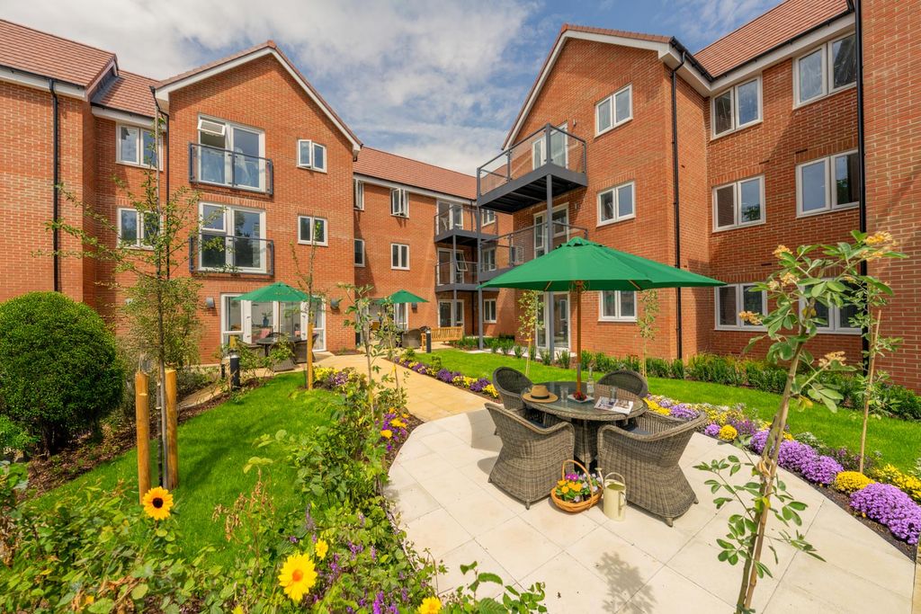 Property photo 3 of 15 Shared Gardens