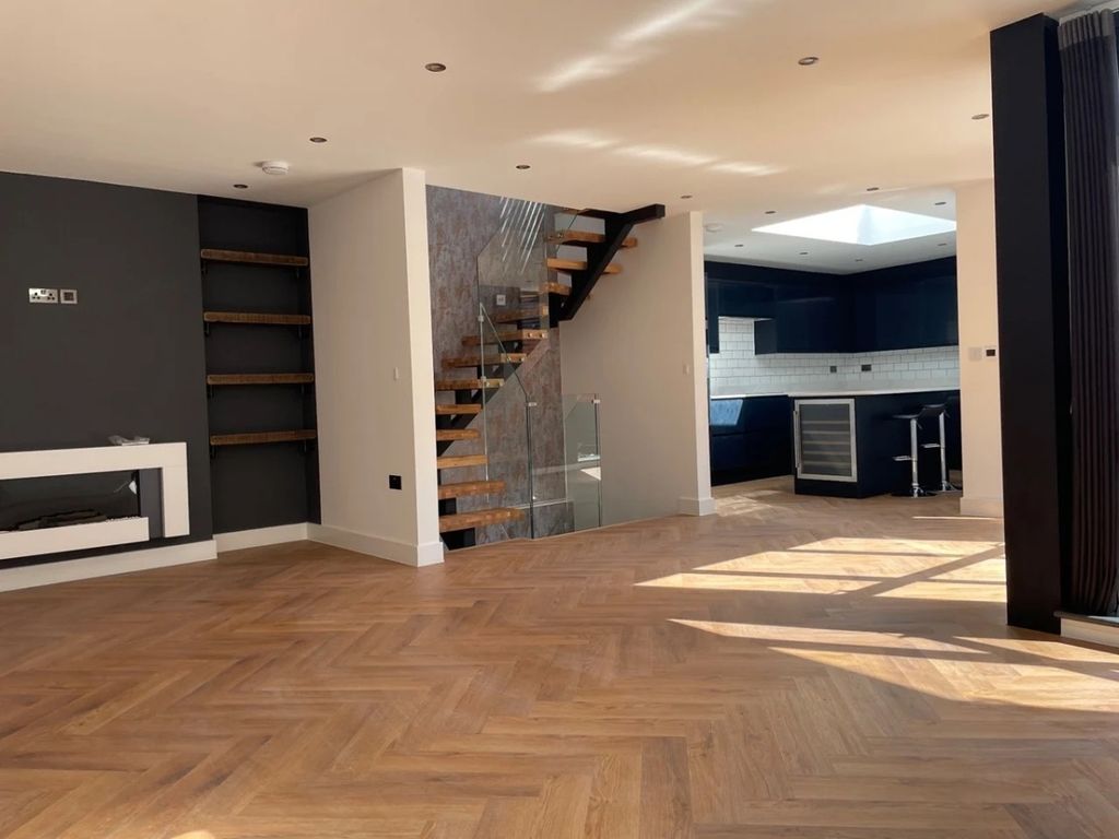 Property photo 2 of 10 E224F3cc-2302-494...