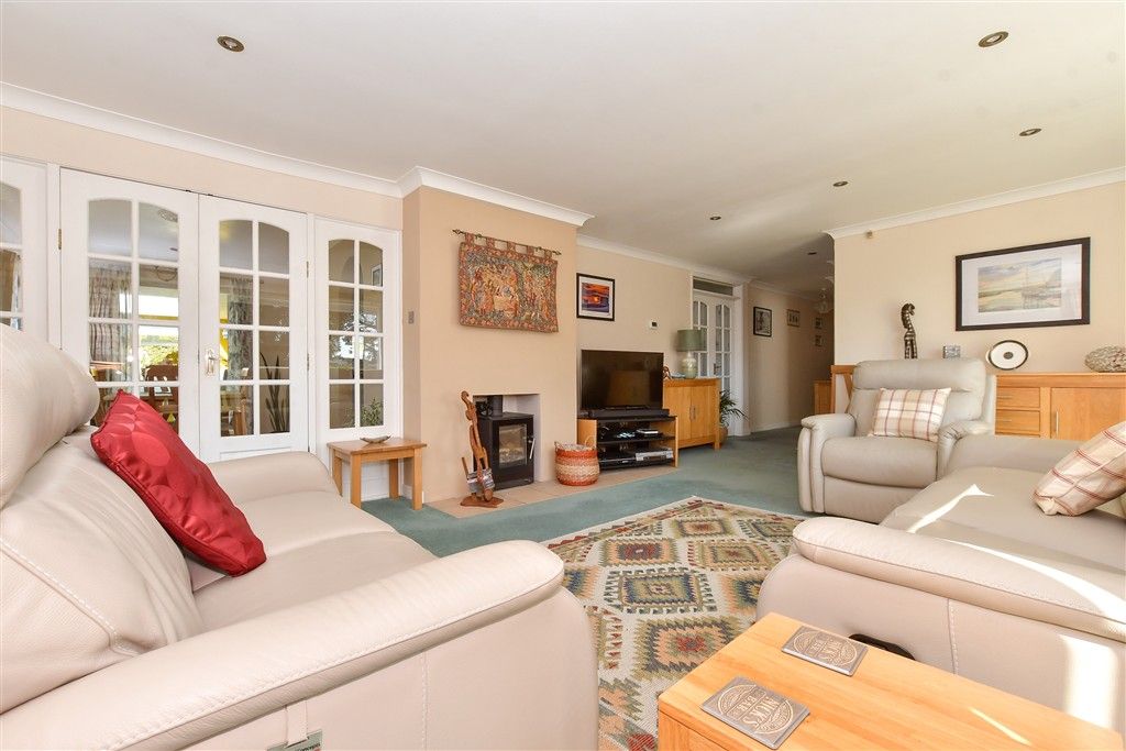 Property photo 3 of 17 Lounge