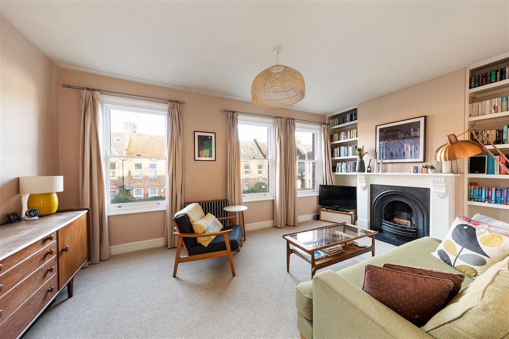 Property photo 2 of 33 Brettenham Road, E17