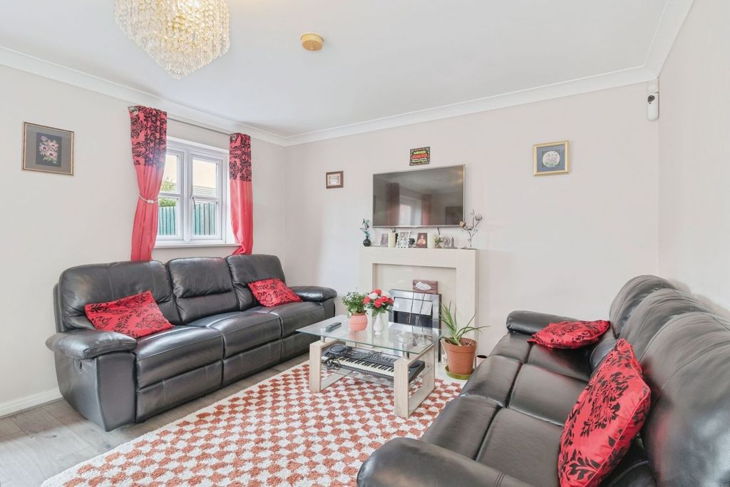 Property photo 2 of 19