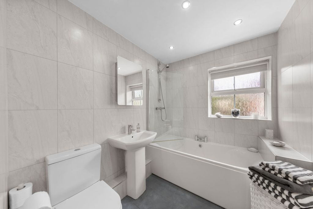 Property photo 3 of 28