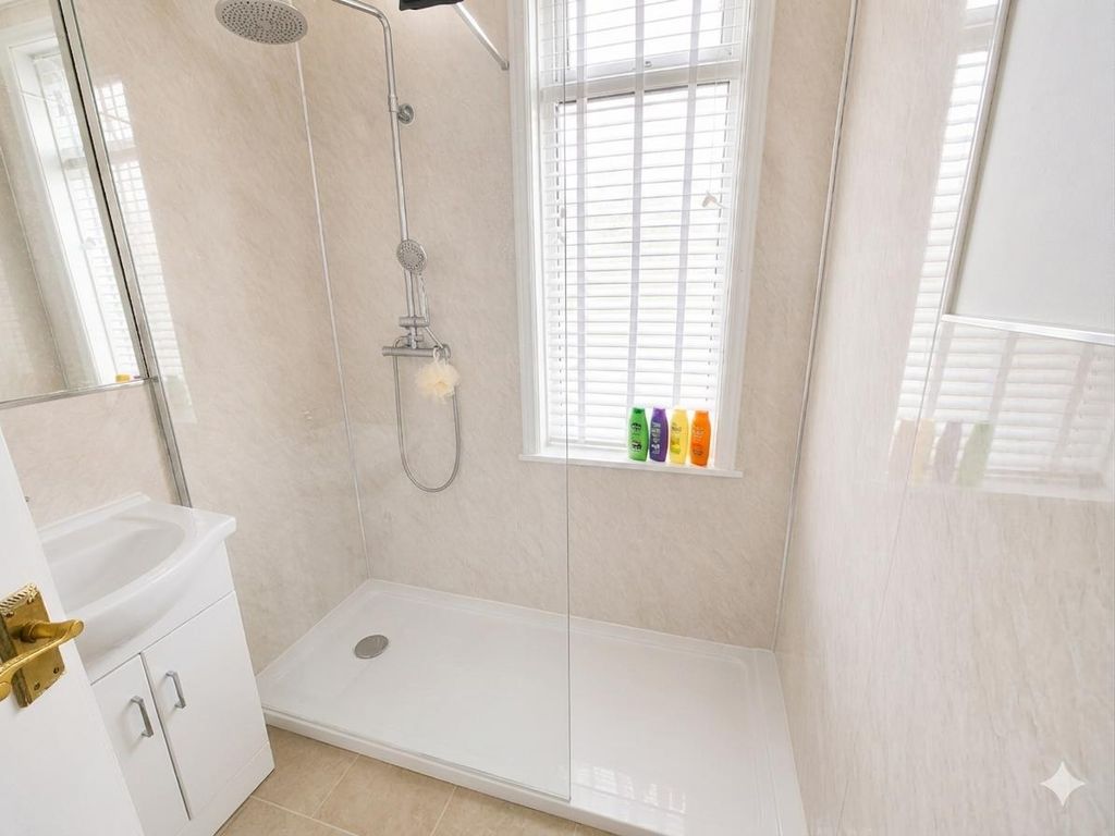 Property photo 3 of 9 Bathroom