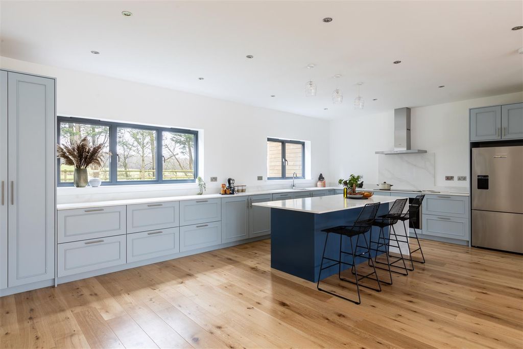 Property photo 2 of 40