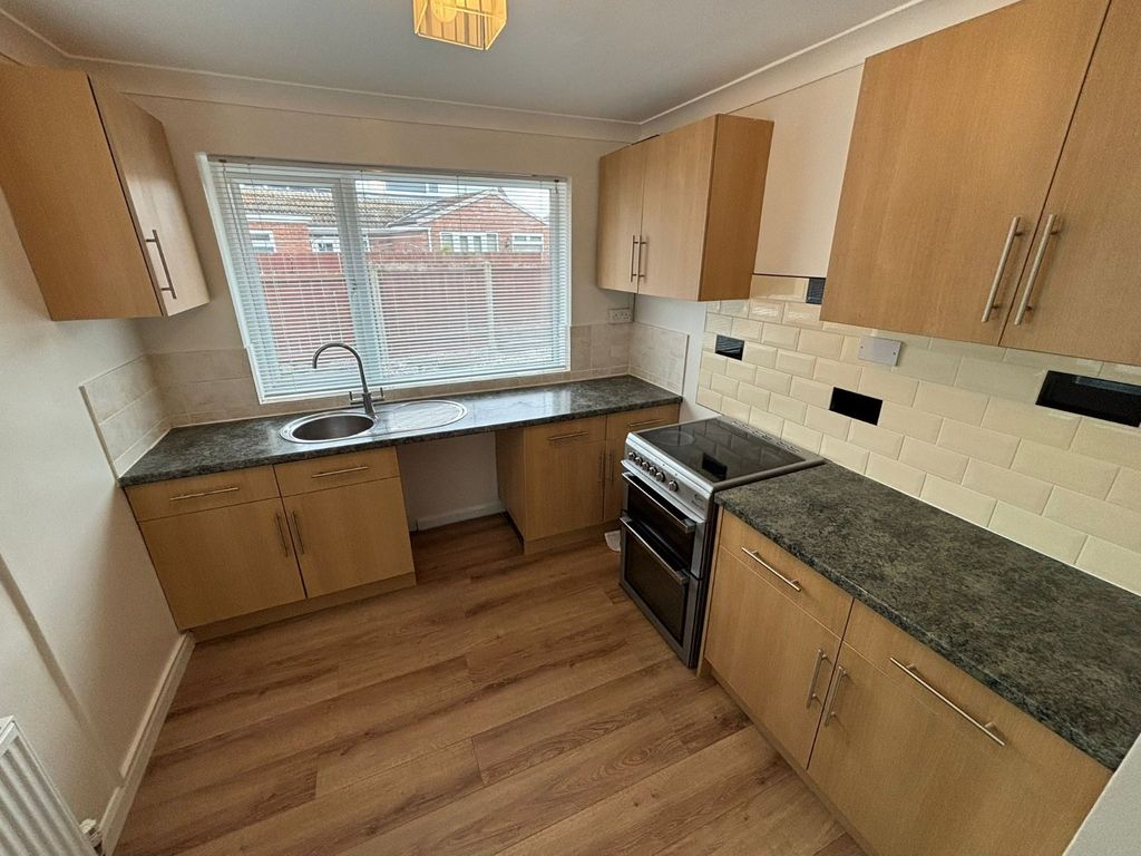 Property photo 3 of 8 Kitchen