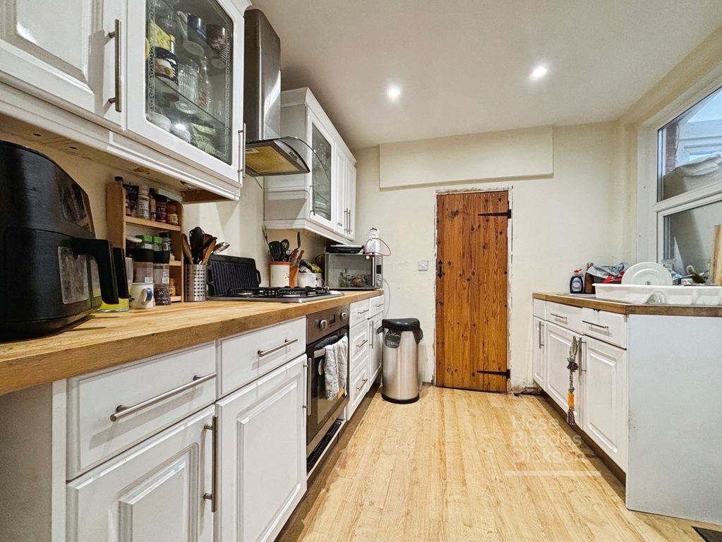 Property photo 3 of 16 Kitchen