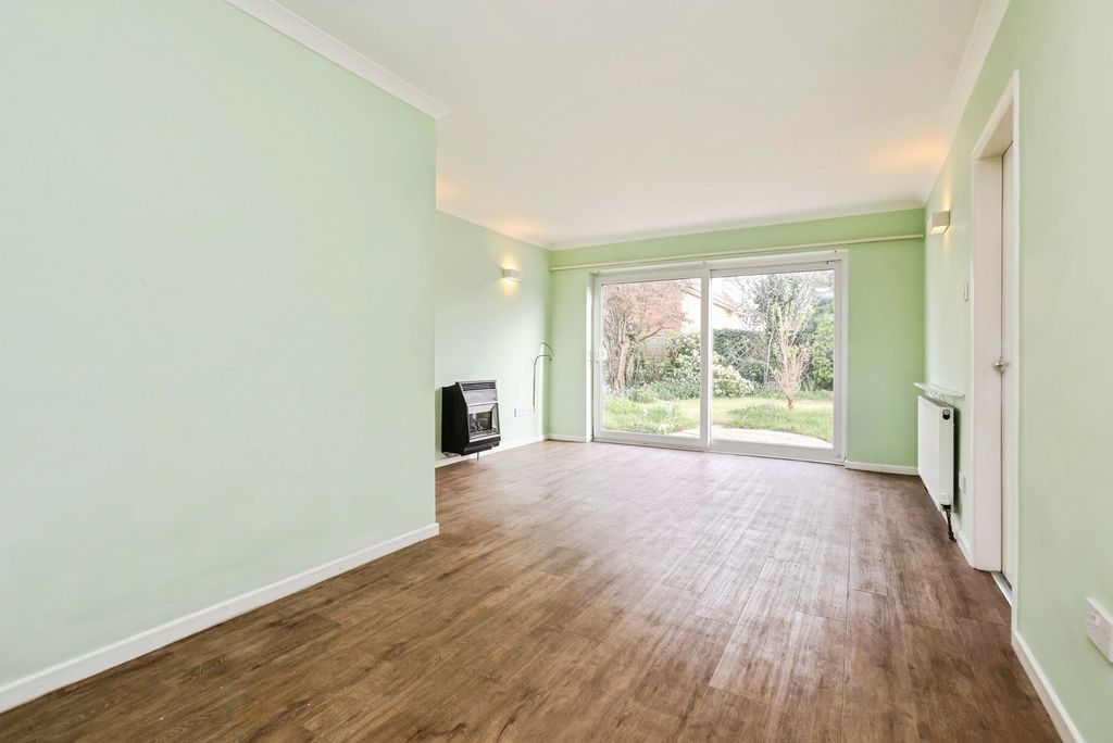 Property photo 3 of 20 Lounge